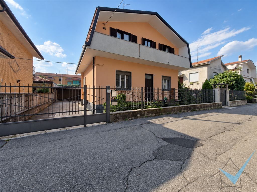 VILLA BIFAMILIARE CON TRIPLO BOX AUTO