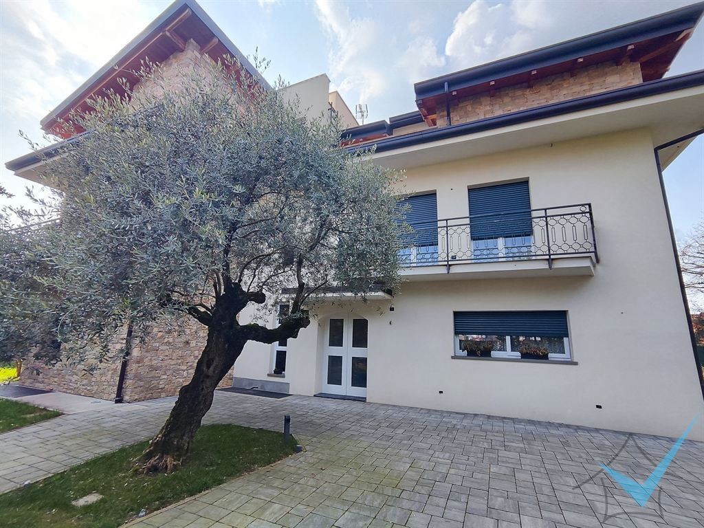 LIMBIATE CENTRO – ESCLUSIVO 3 LOCALI CON TAVERNA E GIARDINO