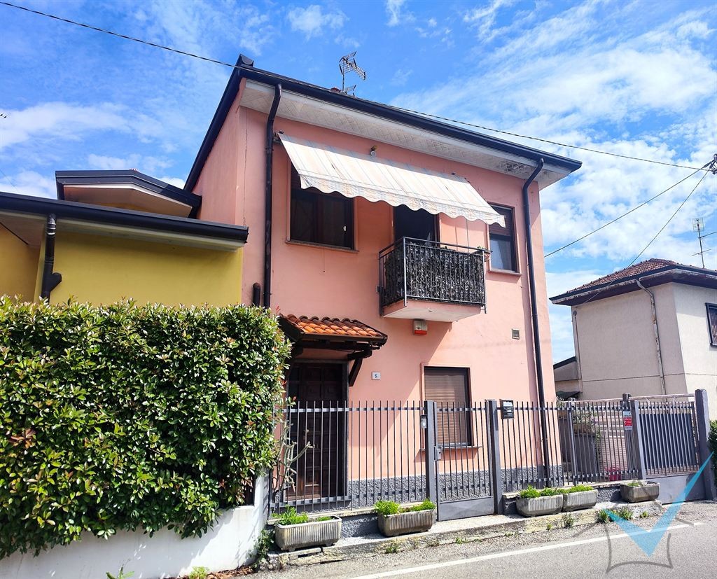 Trilocale in Villa Bifamiliare con Terrazzo e Box Auto