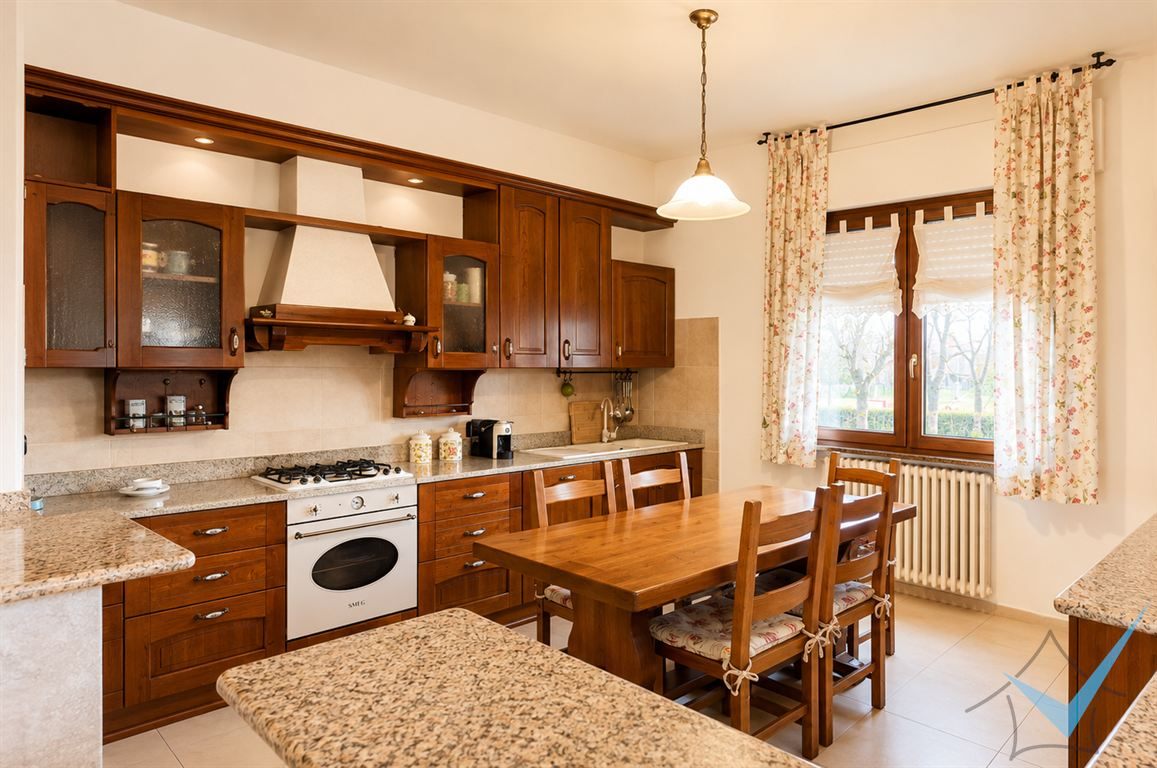 Elegante appartamento in Villa Con Box Auto