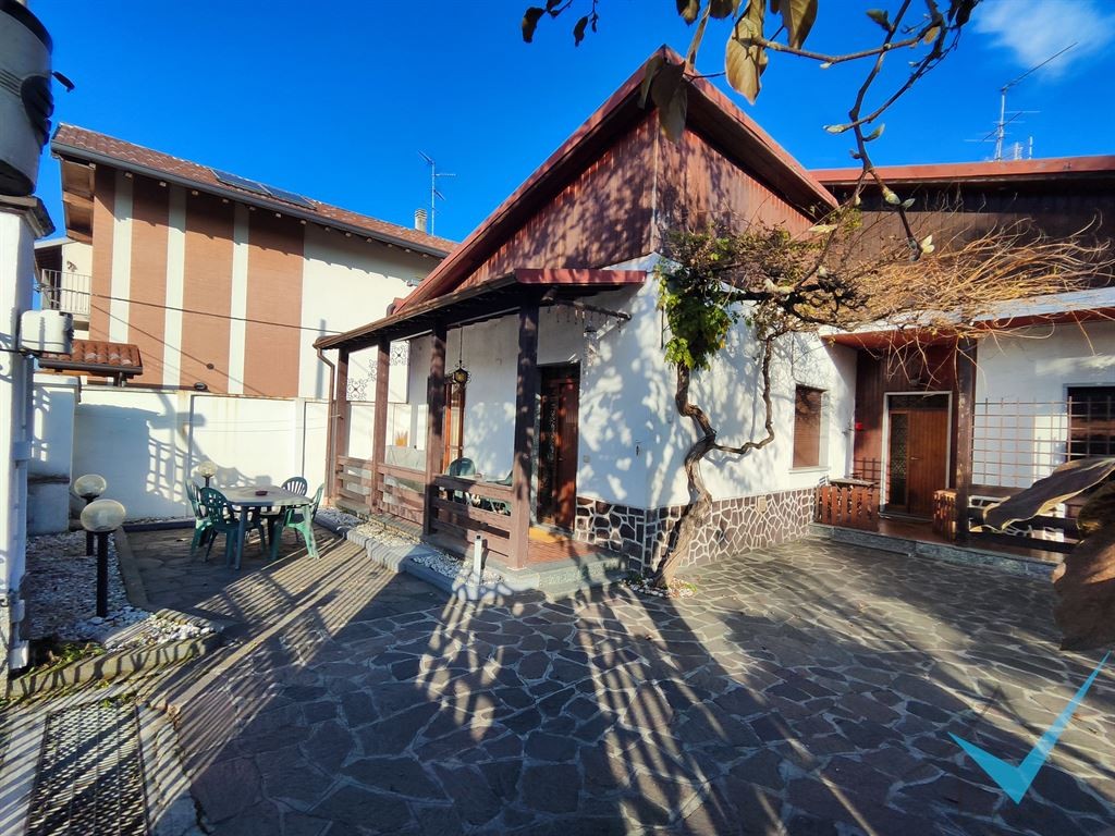 Bilocale in villa con area esterna privata